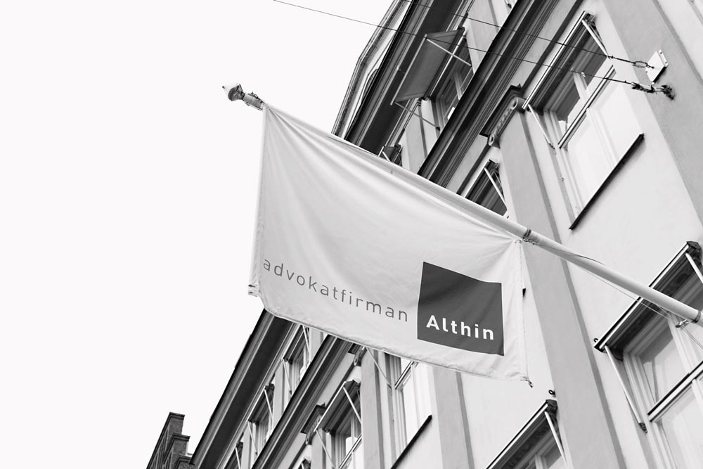En flagga med Althins logga på