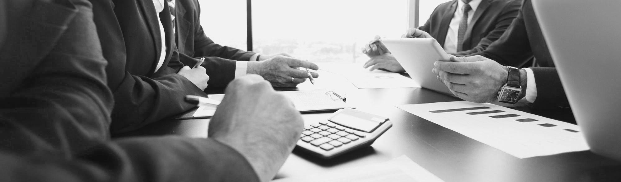 Tre personer sitter i ett möte